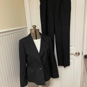 Beautiful Kasper black suit with jacket and pants, fully lined, size 12